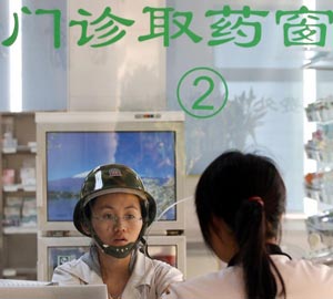 Останні декілька днів у лікарні Шанся міста Шенчжоу весь обслуговуючий медперсонал на роботі носить металеві каски, що виглядає досить кумедно й смішно, і викликає подив у відвідувачів. Фото: epochtimes.com