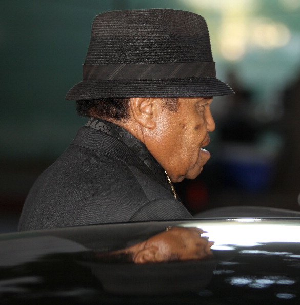 Джо Джексон, батько загиблої поп-зірки Майкла Джексона, після одного із судових слухань у справі Конрада Мюррея. Фото: Frederick M. Brown / Getty Images