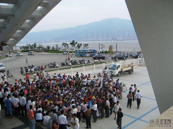 Мешканці острова Лянь провінції Цзянсу перекрили греблю, яка є єдиним проїздом на острів, висловлюючи протест проти корупції чиновників. 30 червня 2009 р. Фото з epochtimes.com 
