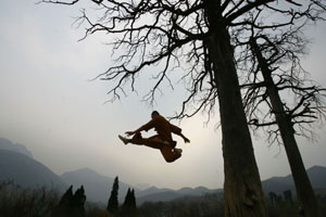 Монах Шаолиньского монастыря занимается кунфу в городе Дэнфэне провинции Хэнань в Китае. Фото: Cancan Chu/Getty Images