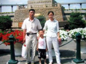 Лю Цзинлу, Сунь Лисин и их сын. Фото: The Epoch Times