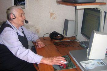Інтернет сприяє діяльності мозку літніх людей. Фото:voanews