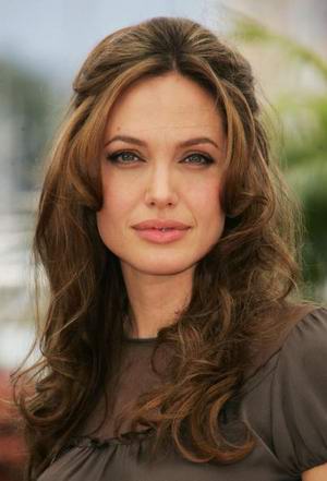 В подростковом возрасте Джоли не хотела слышать о профессии актрисы. Анджелине было очень трудно примириться с разводом родителей, и она полагала, что во всем виновата их профессия. Фото: Sean Gallup/Getty Images