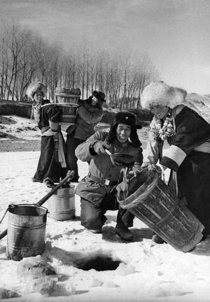 Люди, які живуть високо в горах поблизу джерела, яке бере свої витоки з льодовика, що тане, менше страждають від різних хвороб і мають більшу тривалість життя. Тибетське нагір’я, січень 1965 року. Фото: WU TZU KUAN/AFP/Getty Images