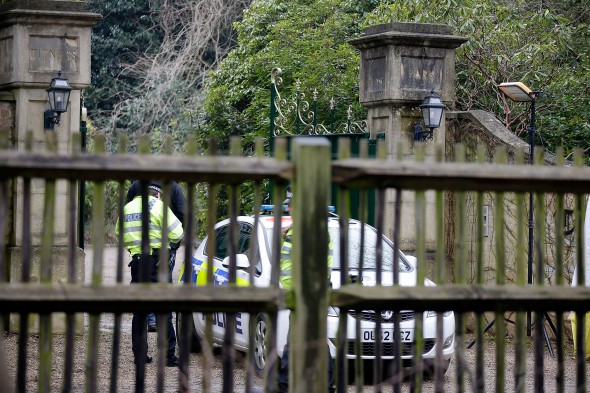 Ворота будинку російського олігарха Бориса Березовського, опечатані поліцією після того, як він був знайдений мертвим 24 березня 2013 року, Саннінгдейл, Англія. Фото: Matthew Lloyd/Getty Images