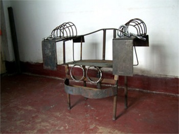 Железный стул, на котором в китайских тюрьмах и лагерях пытают заключённых. Фото с epochtimes.com