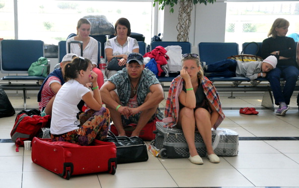 Російські туристи перебувають в аеропорту Анталії другу добу. Туреччина, 4 серпня 2014 року. Фото: Suleyman Elcin/Anadolu Agency/Getty Images