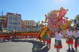 Извиваясь, по улицам австралийского города величественно проплывает дракон Сунь Лун. Фото: Великая Эпоха