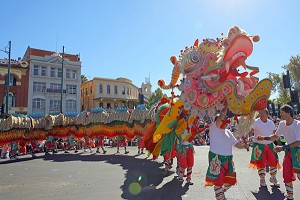 Извиваясь, по улицам австралийского города величественно проплывает дракон Сунь Лун. Фото: Великая Эпоха