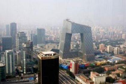 Новозведена споруда китайського центрального телебачення (у центрі) височіє над розташованими в районі будівлями. Фото: China Photos Getty Images