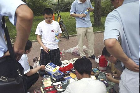 Студенти Пекінського Університету, які закінчили навчання, продають свої підручники. Фото: Getty Images