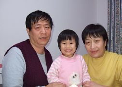 Чоловік Ню Цзяньпін, дружина Чжан Ляньін і дочка Ню Цінцін. Фото: epochtimes.com