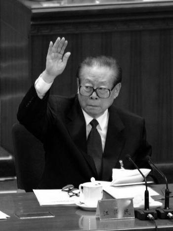 Цзян Цзэминь, будучи председателем Компартии КНР в 1999 году, инициировал в масштабах всей страны преследование Фалуньгун, которые продолжаются до сих пор. Фото: GOH CHAI HIN/AFP/Getty Images