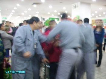 Охоронці виганяють Сіна із супермаркету. Фото з epochtimes.com