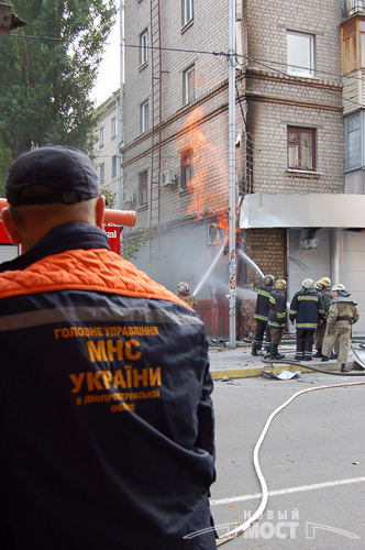 В центрі Дніпропетровська на вулиці Харківській вибухнула газова труба, внаслідок чого загинула людина. Фото: Новый мост