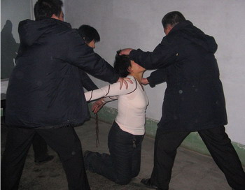 У Китаї широко поширене застосування тортур до послідовників Фалуньгун. Фото: minghui.org