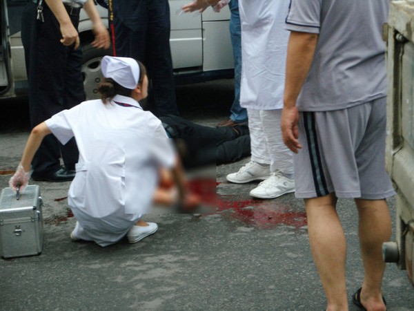 Мотоцикліст серед білого дня вбив патрульного дорожньої служби. Місто Даньдун провінції Ляонін. 31 липня 2010 р. Фото: epochtimes.com
