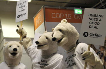 Активісти, одягнені в костюми полярних ведмедів, готуються до проведення акції «Врятуйте людей» в Копенгагені. Фото: ATTILA KISBENEDEK / AFP / Getty Images