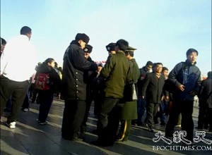Ветеран війни з провінції Цзіньань був арештований чотирма міліціонерами на площі Тянь-ань-мень за розповсюдження матеріалів на зустрічі народних представників. Фото: Велика Епоха