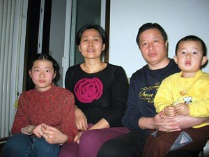 Гао Чжишен с женой и детьми. Фото: Великая Эпоха