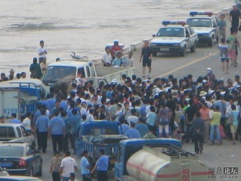 Мешканці острова Лянь провінції Цзянсу перекрили греблю, яка є єдиним проїздом на острів, висловлюючи протест проти корупції чиновників. 30 червня 2009 р. Фото з epochtimes.com 