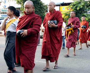 Военная хунта Бирмы вполне могла кремировать тела монахов, чтобы скрыть подлинное число погибших в ходе насильственного подавления протестов. Фото: KHIN MAUNG WIN/AFP/Getty Images