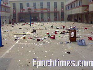 Более 2000 студентов технологического института в городе Чжуншань провинции Гуандун, громя институт, устроили бунт 7 сентября 2007 года. Фото: Великая Эпоха