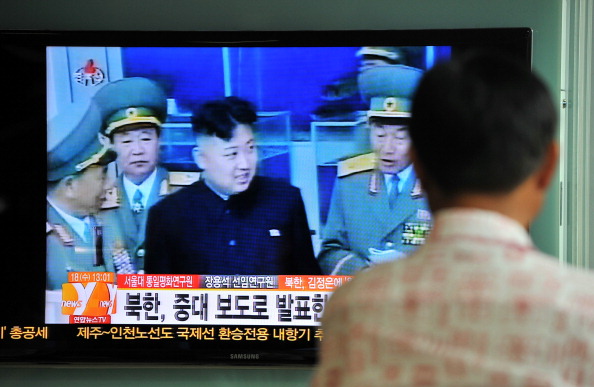 Чоловік дивиться по телевізору виступ лідера КНДР. Фото: JUNG YEON-JE/AFP/GettyImages