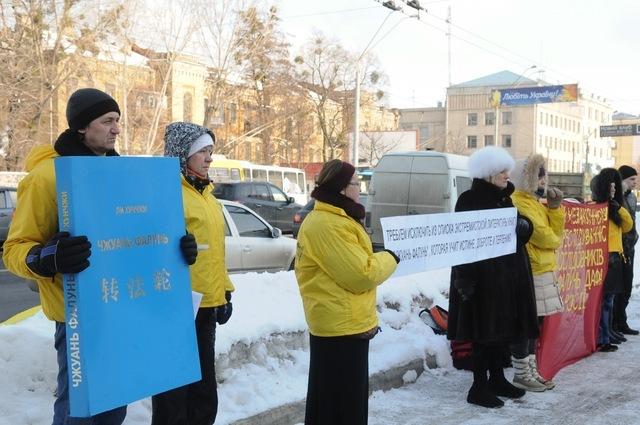 Украинские последователи Фалуньгун напротив российского посольства в Киеве 6 марта 2012 года. Фото: Владимир Бородин/The Epoch Times