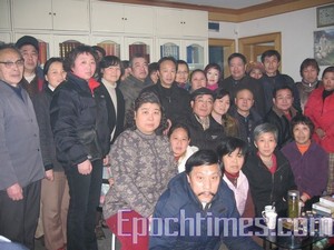 Понад 30 жителів Шанхаю прийшли відвідати адвоката-правозахисника Чжен Енчуна, який зазнає репресій з боку влади. Фото: Велика Епоха