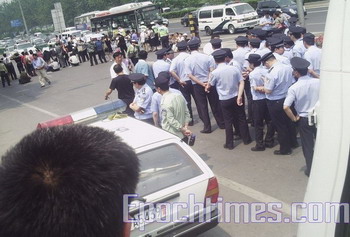 Массовая народная акция в Шанхае по случаю приезда американской делегации. Фото: The Epoch Times