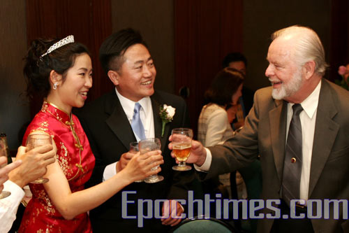Д. Эдвард Гриффин, основатель Международной организации Свободных Сил, поздравляет Чарльза Ли и Ионг-Чин Фу. Фото: Ma Youzhi/Великая Эпоха