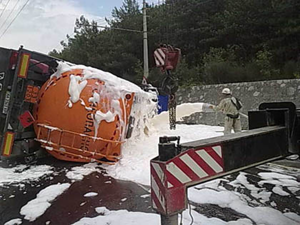 На Південнобережжі перекинувся бензовоз із 18,5 тоннами палива. Фото ГУ МНС України