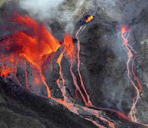 Виверження вулкану. Фото: RICHARD BOUHET/AFP/Getty Images