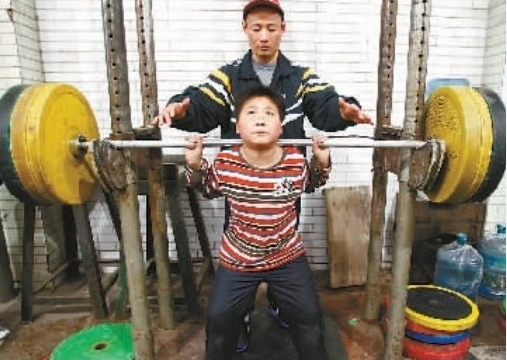Дев'ятирічний хлопчик піднімає штангу вагою 120 кг. Фото: epochtimes.com