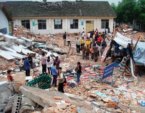 Под обломками средней школы в посёлке Фусинь провинции Сычуань погибло 126 учеников. Фото c epochtimes.com