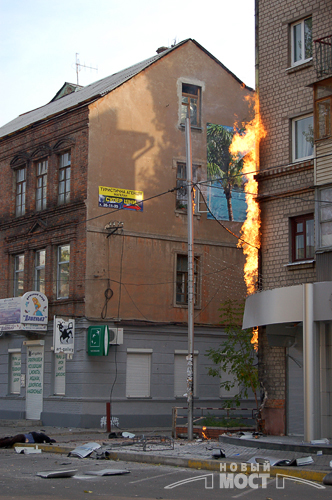 В центрі Дніпропетровська на вулиці Харківській вибухнула газова труба, внаслідок чого загинула людина. Фото: Новый мост