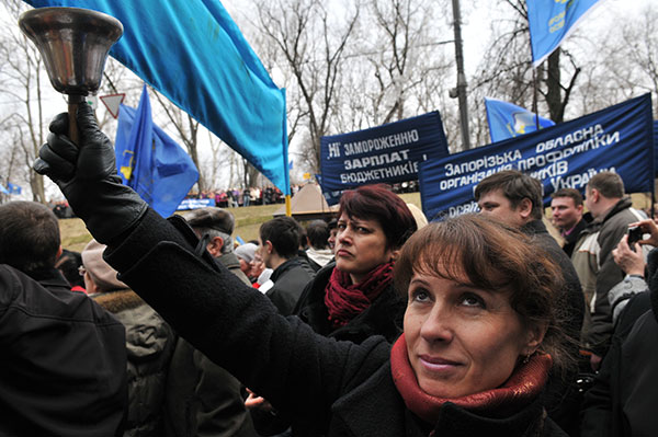 Понад 5 тисяч працівників освіти з різних регіонів України 22 березня вийшли до Кабінету Міністрів з вимогою підвищення зарплати. Фото: Володимир Бородін/The Epoch Times Україна