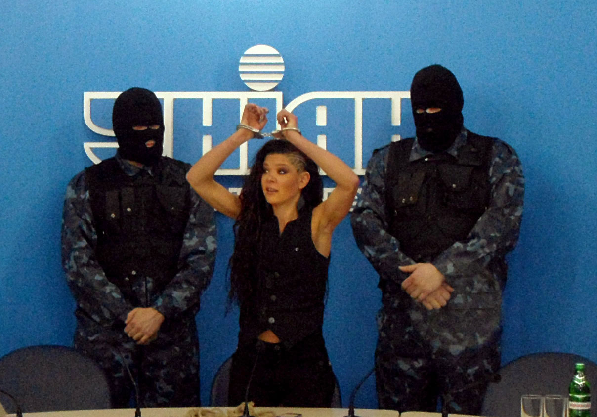 На прес-конференцію Руслана з’явилась в наручниках та із наглядачами. Фото: Аліна Маслакова/Велика Епоха