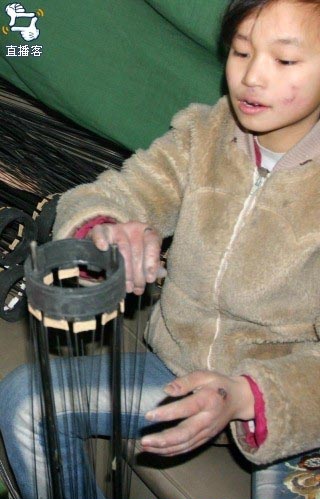 Рабська праця дітей в Китаї: Виготовлення червоних ліхтарів . Фото epochtimes.com 