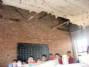 3 квітня 2007 р. учні школи району Сінфу провінції Шаньсі на уроці в небезпечній будівлі. Фото: Велика Епоха