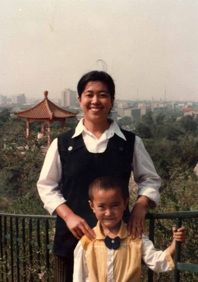 Чжао Ябинь со своим сыном. Фото: minghui.org