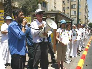 Михаэль Фуа выступает на митинге. Фото: Великая Эпоха