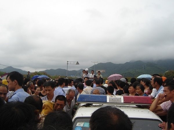Понад 3000 селян вийшли на акцію протесту, перекривши трасу. Повіт Сяншань провінції Чжецзян. 25 липня 2009 рік. Фото з epochtimes.com 