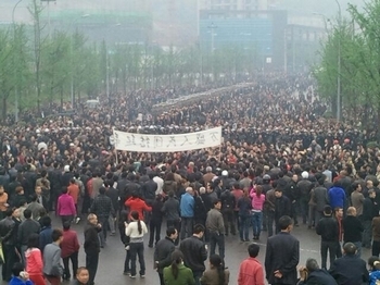 В Китаї зростає кількість протестів. На фото — багатотисячний протест у місті Чунцін, 10 квітня 2012 року. Фото з epochtimes.com