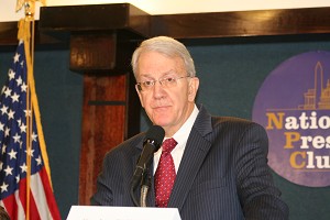 Стефан Ф. Ханлон, председатель проекта о моратории на смертную казнь Американской ассоциации адвокатов (ABA) говорит, что ABA обнаружила серьезные проблемы в системе смертных казней в каждом штате. Ханлон был ведущим дискуссии, проходившей в национальном 