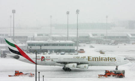 Во время посадки самолета Franz-Joseph-Strauss в аэропорту Мюнхена (Munich), снегоочистители очищают посадочную полосу. Фото: Sandra Behne/Getty Images