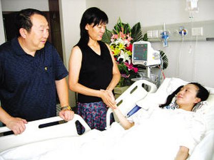 Родители Лю Янь пришли проведать её в больницу. Вся нижняя часть её тела полностью парализована. Фото с epochteims.com
