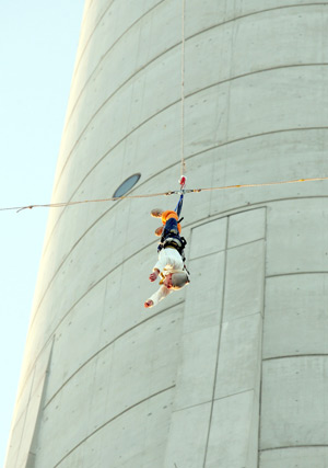 За підтримки своїх батьків і двох старших сестер Едісон Гуаньсі Чень стрибнув із платформи телестанції Макао, розташованої на висоті 233 метри над землею. Фото: Велика Епоха