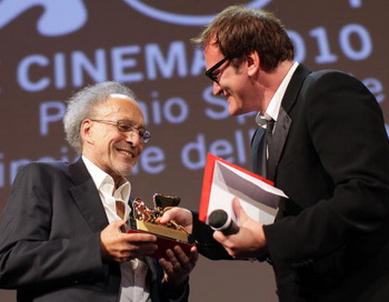 Квентін Тарантіно вручає спеціальний приз Венеціанського кінофестивалю режисерові Монте Хеллману. Фото: Franco Origlia/Getty Imag